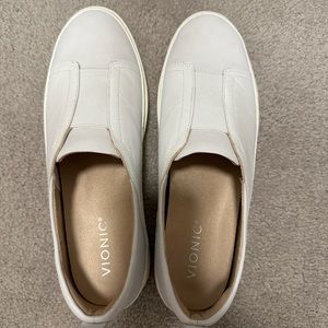 Vionic Zinah white slip on sneaker 9.5
